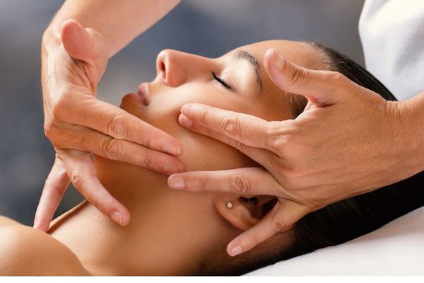 Massage giúp cải thiện ù tai tại nhà